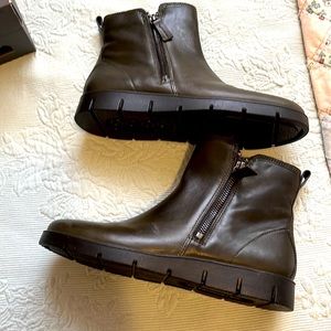 Ecco booties, sz 38, dark olive green (box says deep forest) Never worn!!